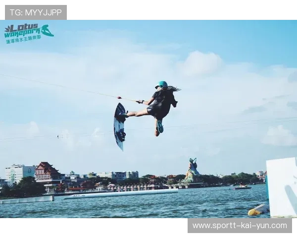 “东桃花岛赛场：缆绳滑水展现飞翔与技巧的完美结合”